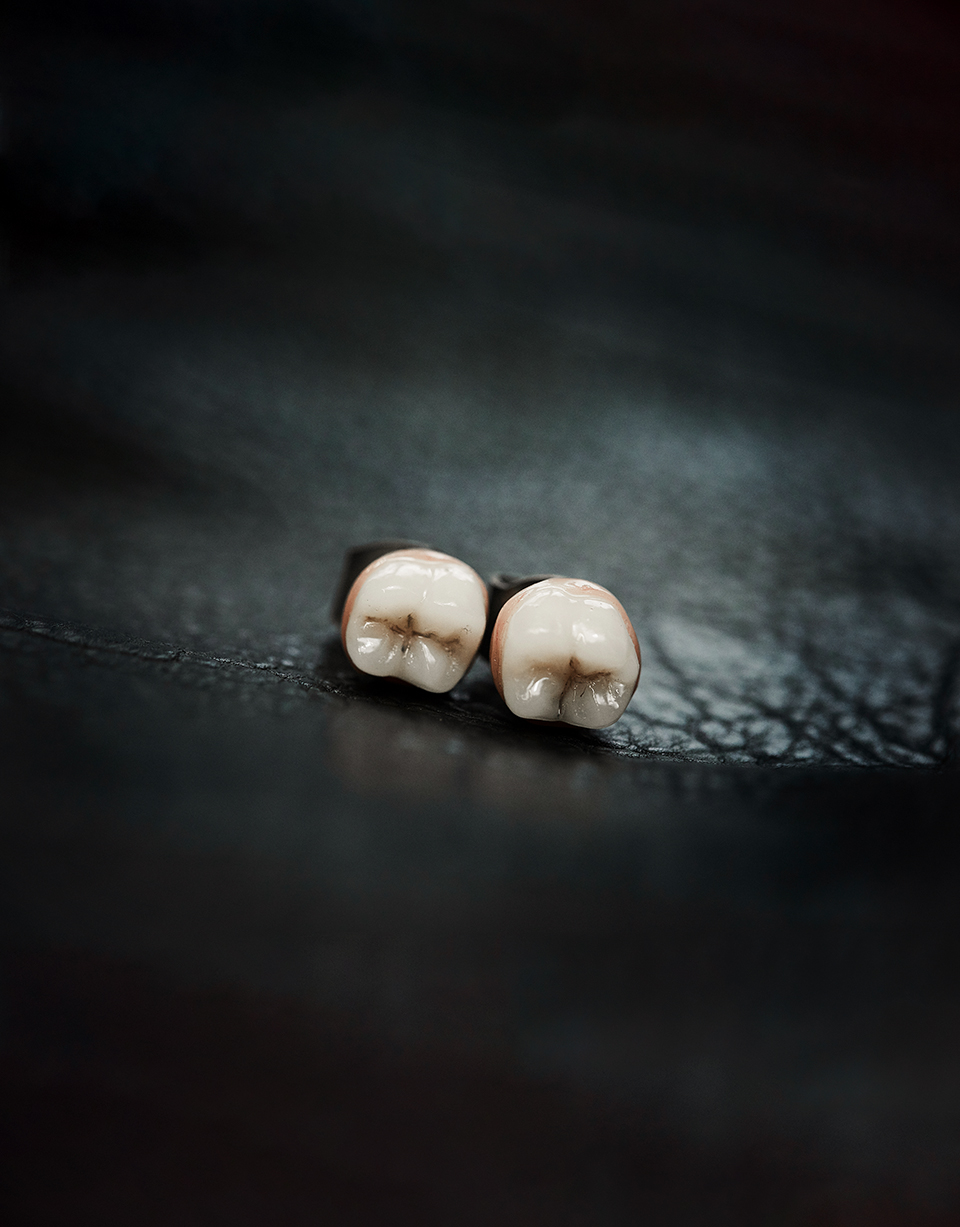 SILVER EARRING WITH ONE RESERVE TOOTH