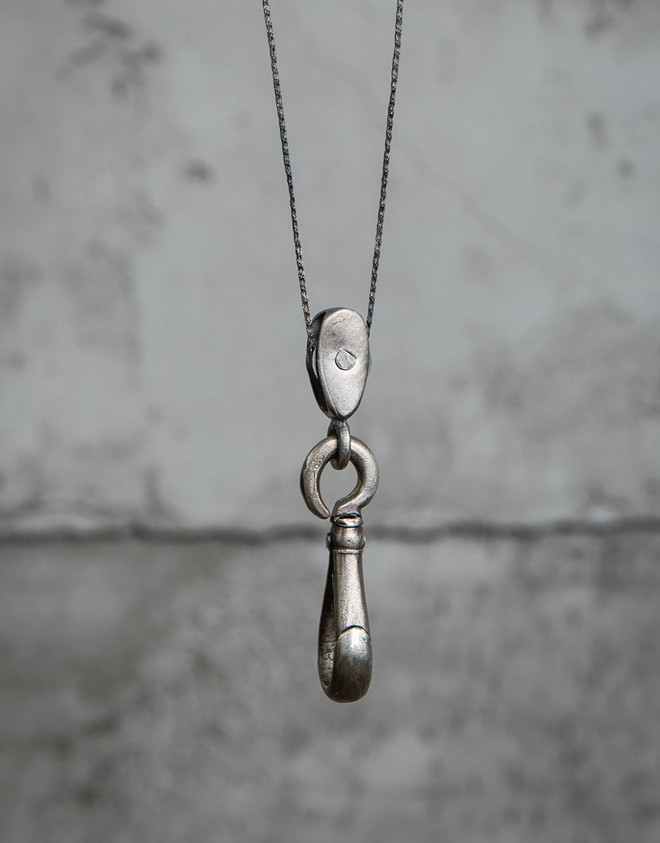 SILVER PULLEY HOOK NECKLACE