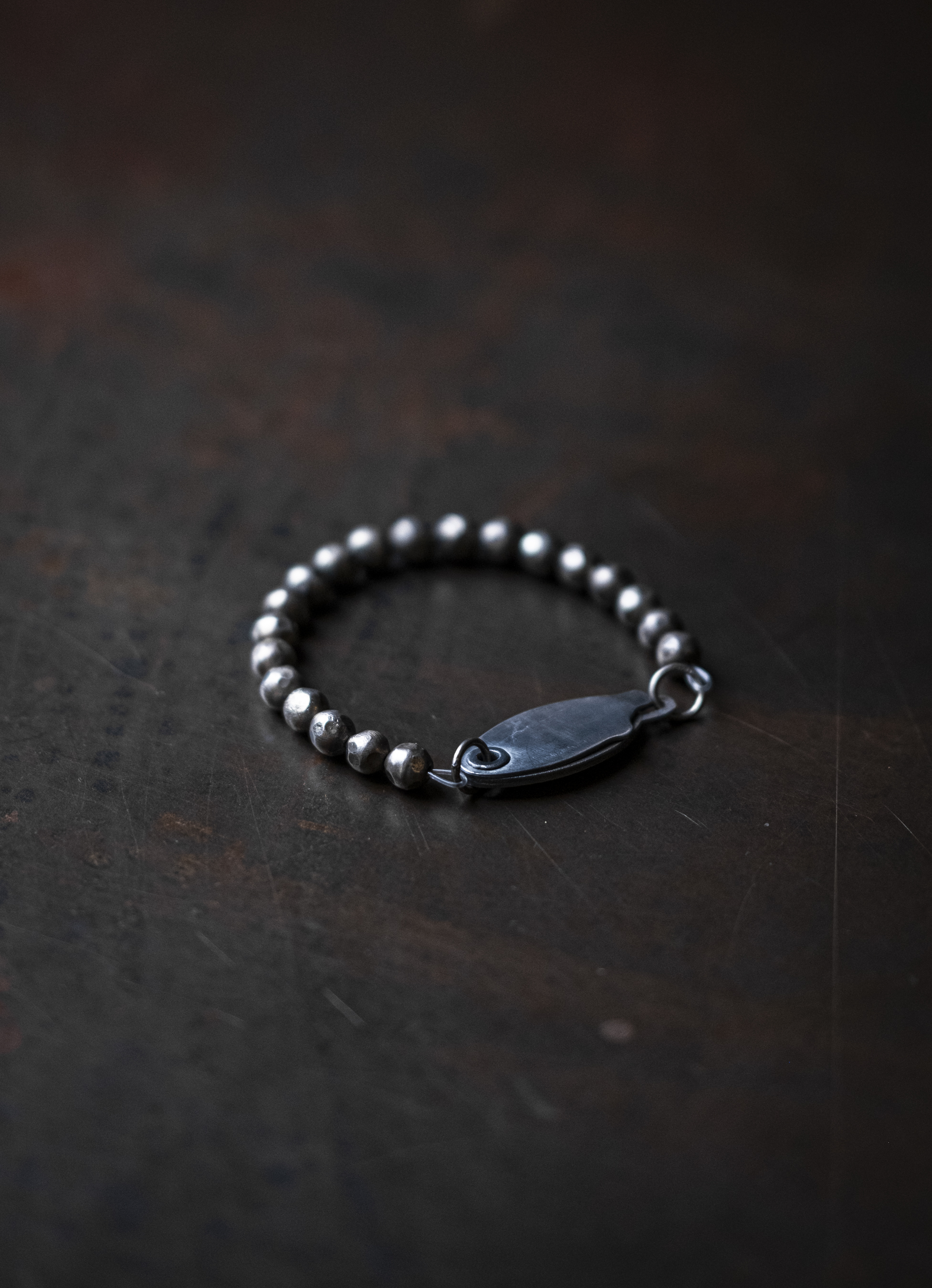 BADGE CATCH PEARL BRACLET